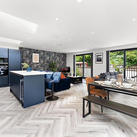 Stylish Large Leeds Apartment - Parking Buitenkant foto